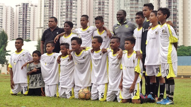 Sani Tawainella bersama pemain bola dari Tulehu (Foto: Dok. Liga Remaja UC News)