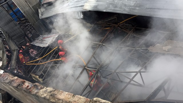 Kebakaran Pabrik Lilin di wilayah Kapuk Muara (Foto: Fachrul Irwinsyah/kumparan)