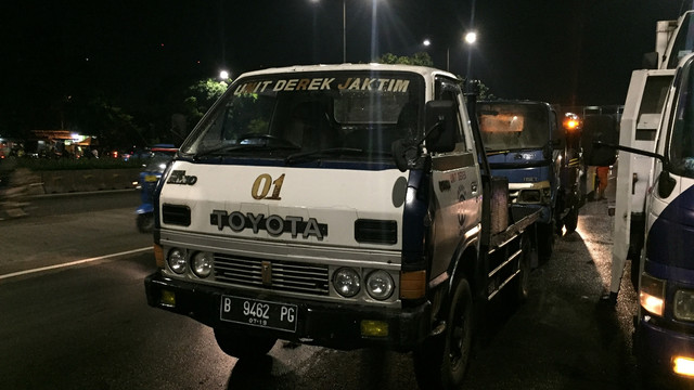 Derek liar diangkut oleh Reskrimum PMJ (Foto: Andreas Ricky Febrian/kumparan)