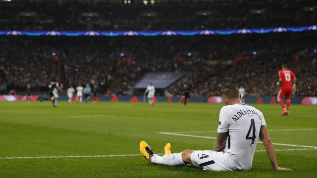 Pemain Spurs, Alderweireld  menepi karena cedera. (Foto: Adrian DENNIS / AFP)