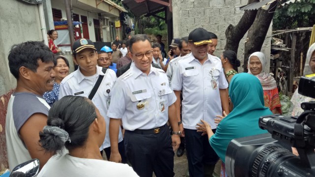 Anies Baswedan meninjau tanggul Jati padang (Foto: Nabilla Fatiara/kumparan)