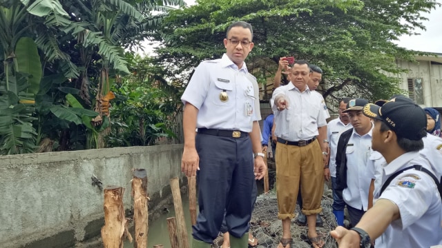 Anies Baswedan di tanggul Jati padang Foto: Nabilla Fatiara/kumparan