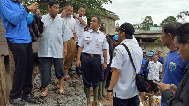 Anies Baswedan di tanggul Jati padang (Foto: Nabilla Fatiara/kumparan)