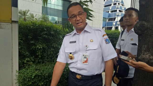 Anies Baswedan tinjau lokasi bekas banjir (Foto: Nabilla Fatiara/kumparan)