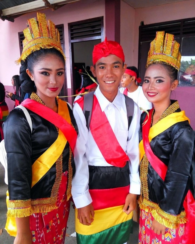 Baju adat Suku Sahu (Foto: Instagram/@matthewarnold410)