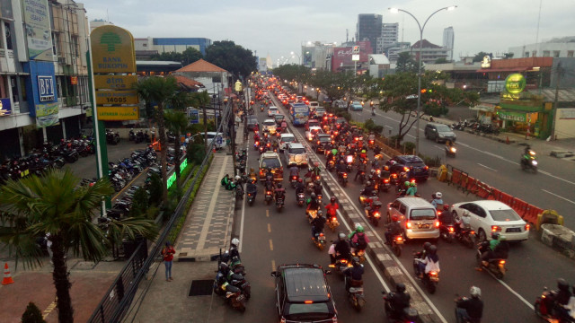 Macet Margonda Raya akibat separator jalan (Foto:  Ainul Qalbi/kumparan)