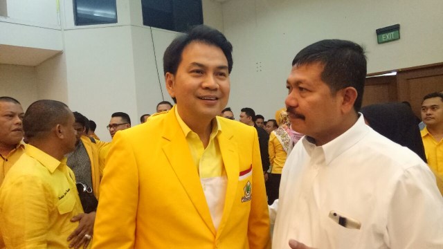 Azizi Syamsudin masuk ke ruang rapat pleno (Foto: Fahrian Saleh/kumparan)