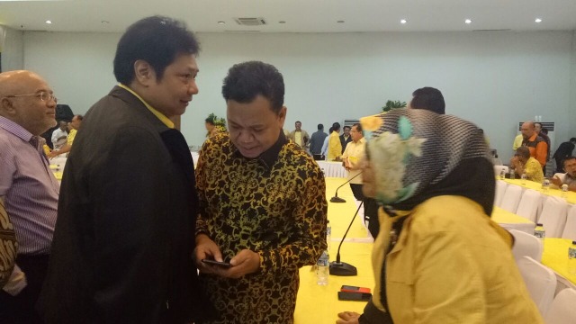 Airlangga memasuki ruang rapat pleno (Foto: Fahrian Saleh/kumparan)