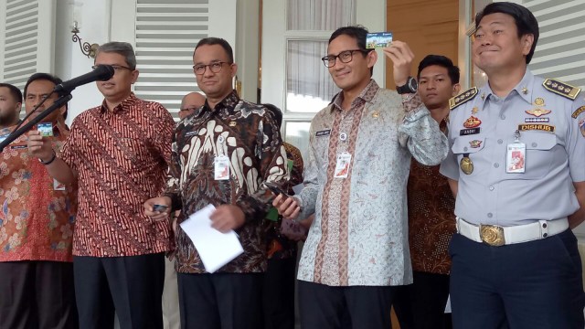Anies dan Sandi di soft launching Kartu OK O Trip. (Foto: Nadia Jovita Injilia Riso/kumparan)