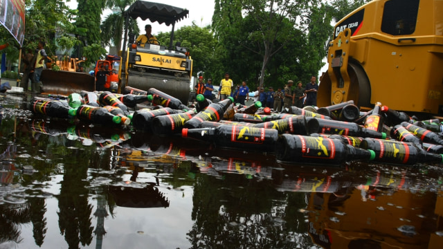 Pemusnahan Miras Jelang Natal (Foto: ANTARA FOTO/Muhammad Iqbal)