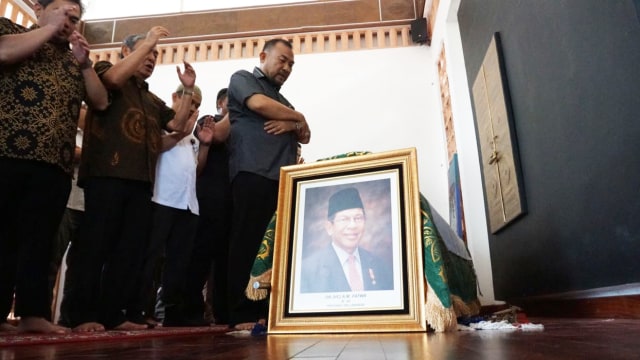 Jenazah AM Fatwa disalatkan di rumah duka (Foto: Fitra Andrianto/kumparan)