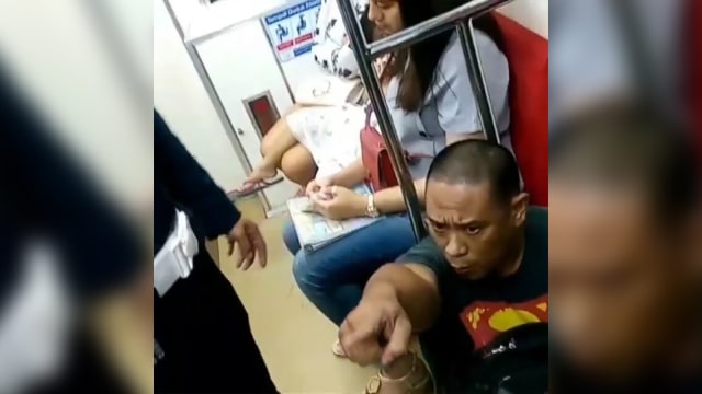Pria duduk di lantai KRL  (Foto: Instagram @pegawai_kereta)