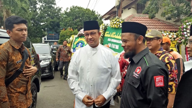 Anies Baswedan tiba di rumah duka AM Fatwa (Foto: Nabila Fatihara/kumparan)