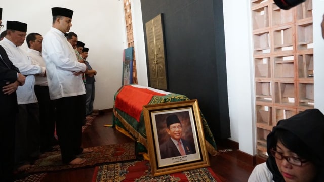 Anies Baswedan tiba di rumah duka AM Fatwa (Foto: Fitra Andrianto/kumparan)