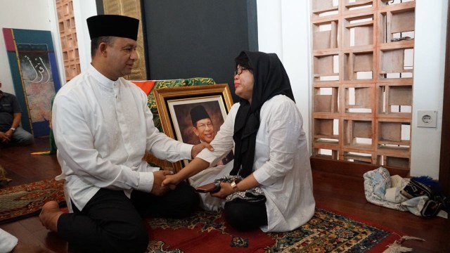 Anies Baswedan tiba di rumah duka AM Fatwa (Foto: Fitra Andrianto/kumparan)