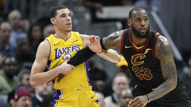 Duel Lonzo Ball dan LeBron James. (Foto: David Richard USA TODAY Sports via Reuters)