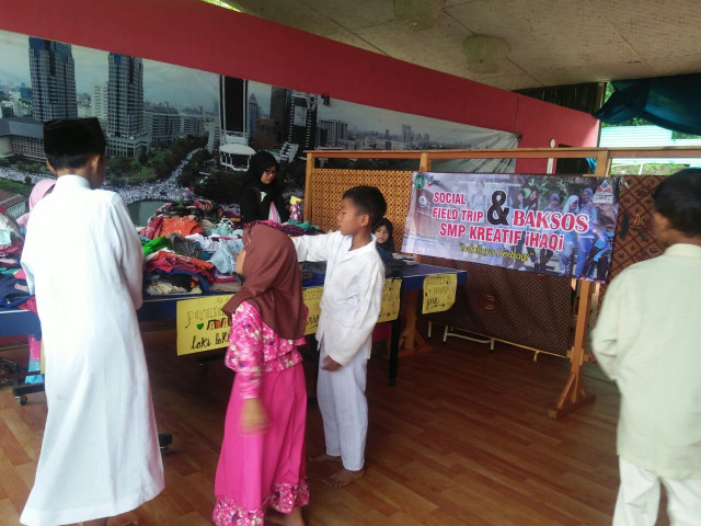 Santri SMP Kreatif iHAQi Boarding School menggelar Bakti sosial ke warga kurang mampu (1)