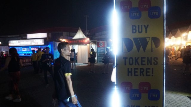 Penjual token keliling di DWP (Foto: Fitra Andrianto/kumparan)