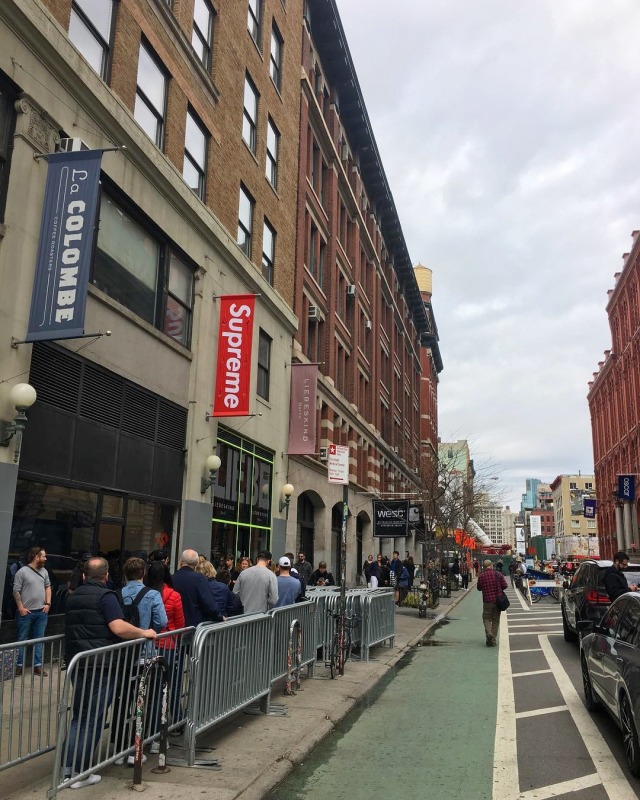 Toko Supreme di Lafayette Street, New York (Foto: Instagram @matthewmke)