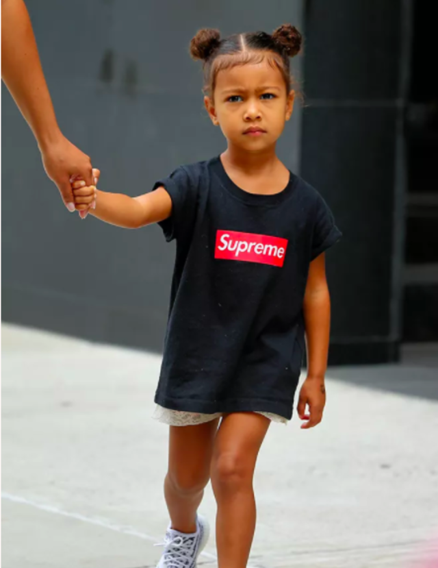 North West memakai kaos Supreme (Foto: Dok. kimkardashianwest.com)