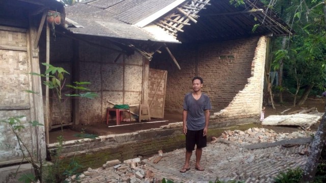 Beberapa rumah rusak akibat gempa (Foto: Twitter @palangmerah)