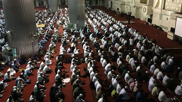 Peserta aksi sholat subuh bersama. Foto: Adim Mugni/kumparan