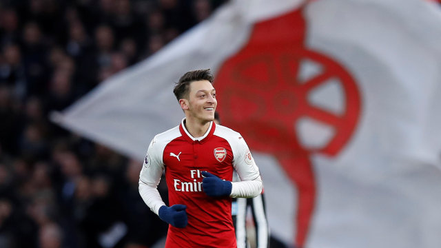 Skema empat bek bakal maksimalkan peran Oezil.  (Foto: Reuters/Eddie Keogh)