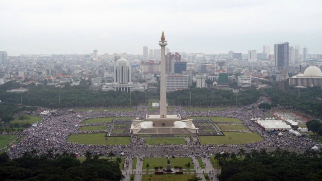 Suasana aksi bela Palestina di kawasan Monas (Foto: Fanny Kusumawardhani/kumparan)