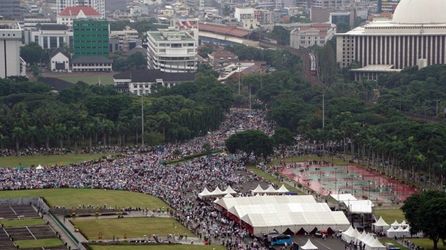 Suasana aksi bela Palestina di kawasan Monas (Foto: Fanny Kusumawardhani/kumparan)