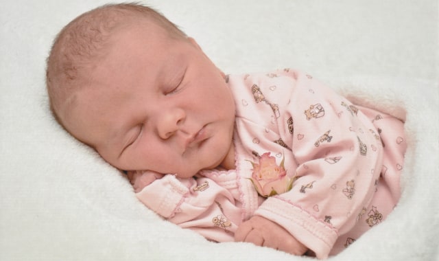 Bayi cepat tertidur sesaat seletah menyusu (Foto: Pixabay)