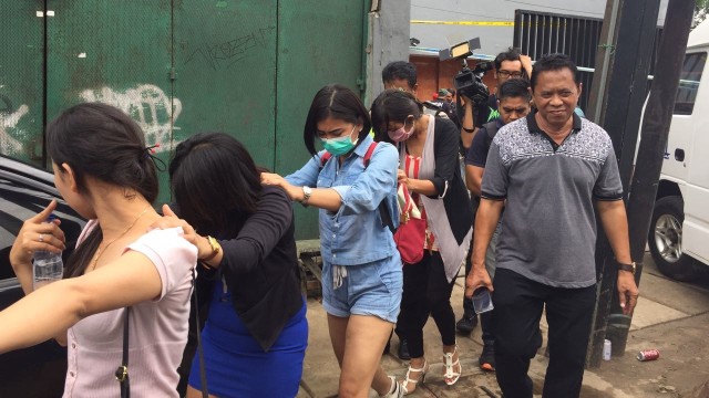 Pengunjung positif narkoba digelandang ke BNNP (Foto: Reki Febrian/kumparan)