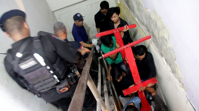 Penggrebekkan diskotek MG (Foto: Jamal Ramadhan/Kumparan)