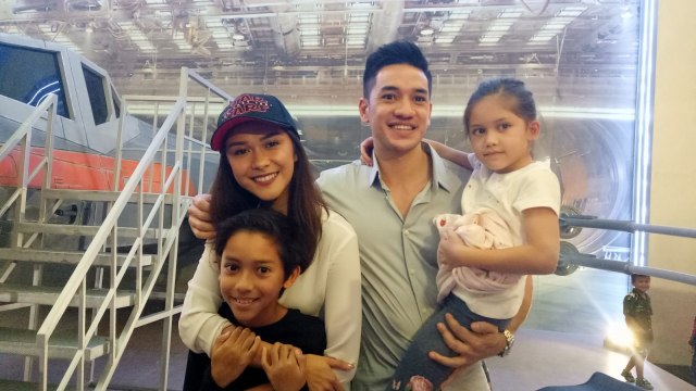 Keluarga Nana Mirdad & Andrew White (Foto: Prabarini Kartika/kumparan)