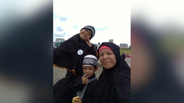 Ella dan Anak-anaknya   (Foto: Source: Rela Hati)