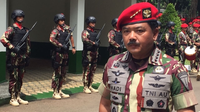 Hadi Tjahjanto menerima laporan Mayjen Madsuni (Foto: Reki Febrian/kumparan)