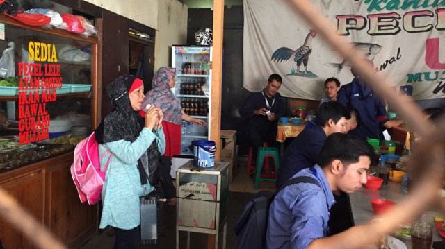 Ibu Ella beraksi (Foto: Paulina Herasmaranindar/kumparan)