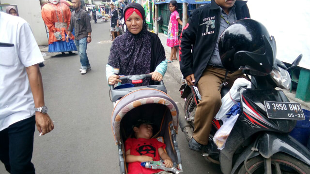 Bu Ella berkeliling membawa stroller. (Foto: Paulina Herasmaranindar/kumparan)