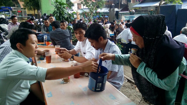 Bu Ella berkeliling mengais rupiah. (Foto: Paulina Herasmaranindar/kumparan)