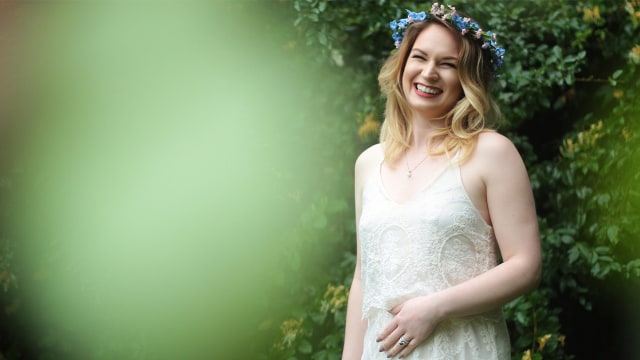 Dress dengan bentuk leher 'V-Neck' (Foto: Thinkstock)