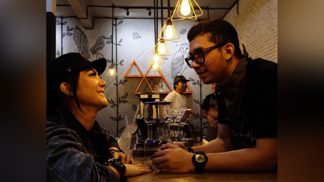 Poppy Sovia dan calon suami (Foto: Instagram/@popsovia)
