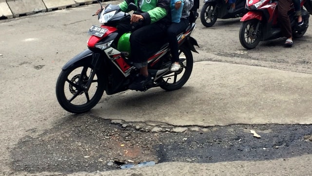 Jalan berlubang di Mampang Prapatan. (Foto: Mirsan Simamora/kumparan)
