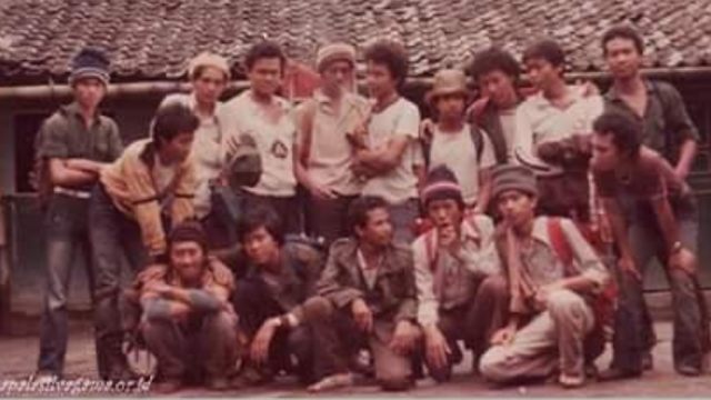 Jokowi saat kuliah di UGM (jongkok-kanan) (Foto: Instagram @mapalasilvagama)