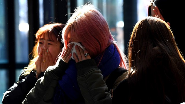 Shawol melayat ke pemakaman Jonghyun SHINee. (Foto: AFP/Jung Yeon-Je)