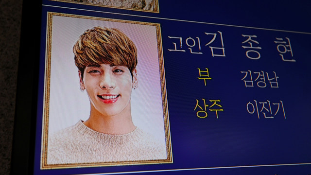 Shawol melayat ke pemakaman Jonghyun SHINee. (Foto: AFP/Jung Yeon-Je)