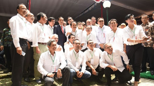 Jokowi dan teman seangkatan di UGM (Foto: Fitri/Humas Setpres)