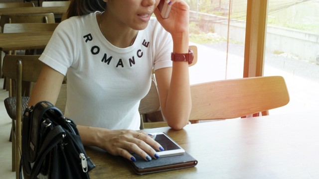 Ilustrasi Menelfon Call Center (Foto: Pexels)