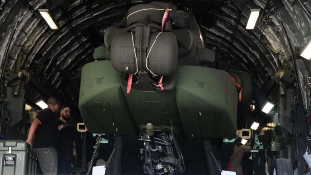 Helikopter Apache tiba di Indonesia (Foto: Dok. Puspenerbad TNI AD)