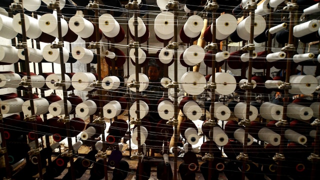 Pabrik tenun di Tasikmalaya (Foto: ANTARA/Adeng Bustomi)