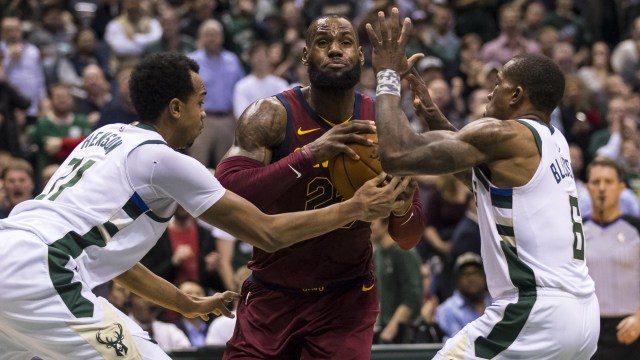 LeBron James dan Cavs takluk di tangan Bucks. (Foto: Jeff Hanisch-USA TODAY Sports via Reuters)