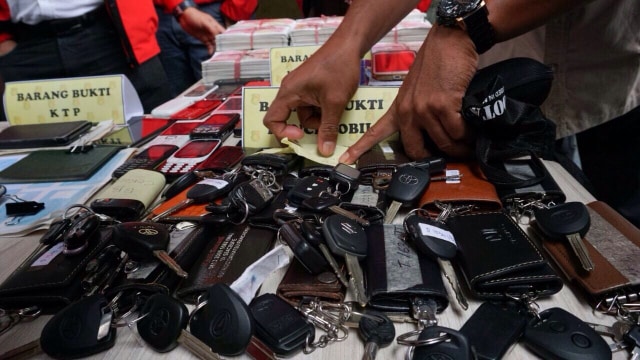 Barang bukti kasus pemalsuan uang dan dokumen (Foto: Fanny Kusumawardhani/kumparan)